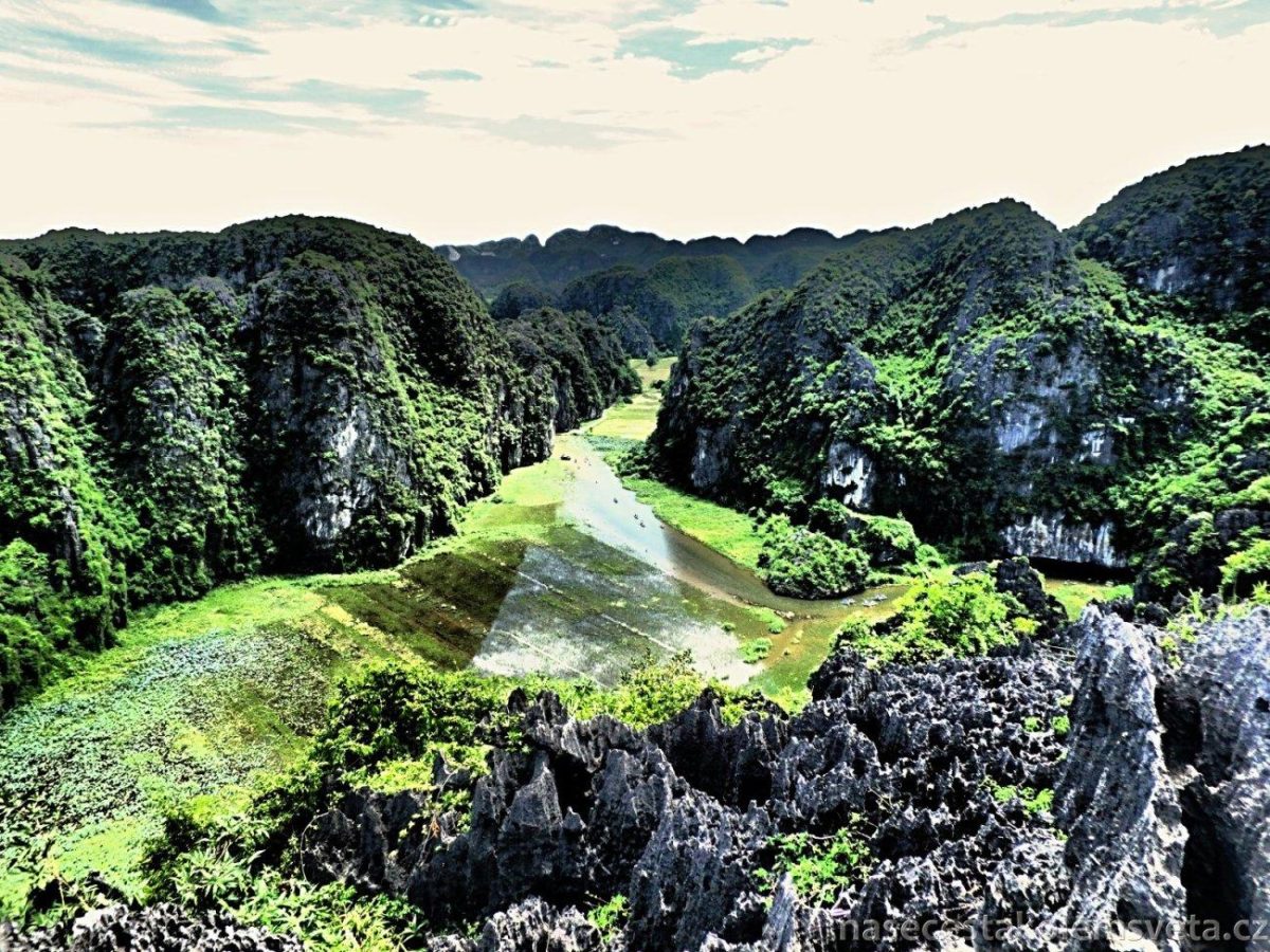 Premium Photo Lone tourist with traditional vietnamese hat at bich dong pagoda entrance gate, ninh binh vietnam, buddhist temple set amid jungle and karst mountain range. traveling alone, keep social distancing.