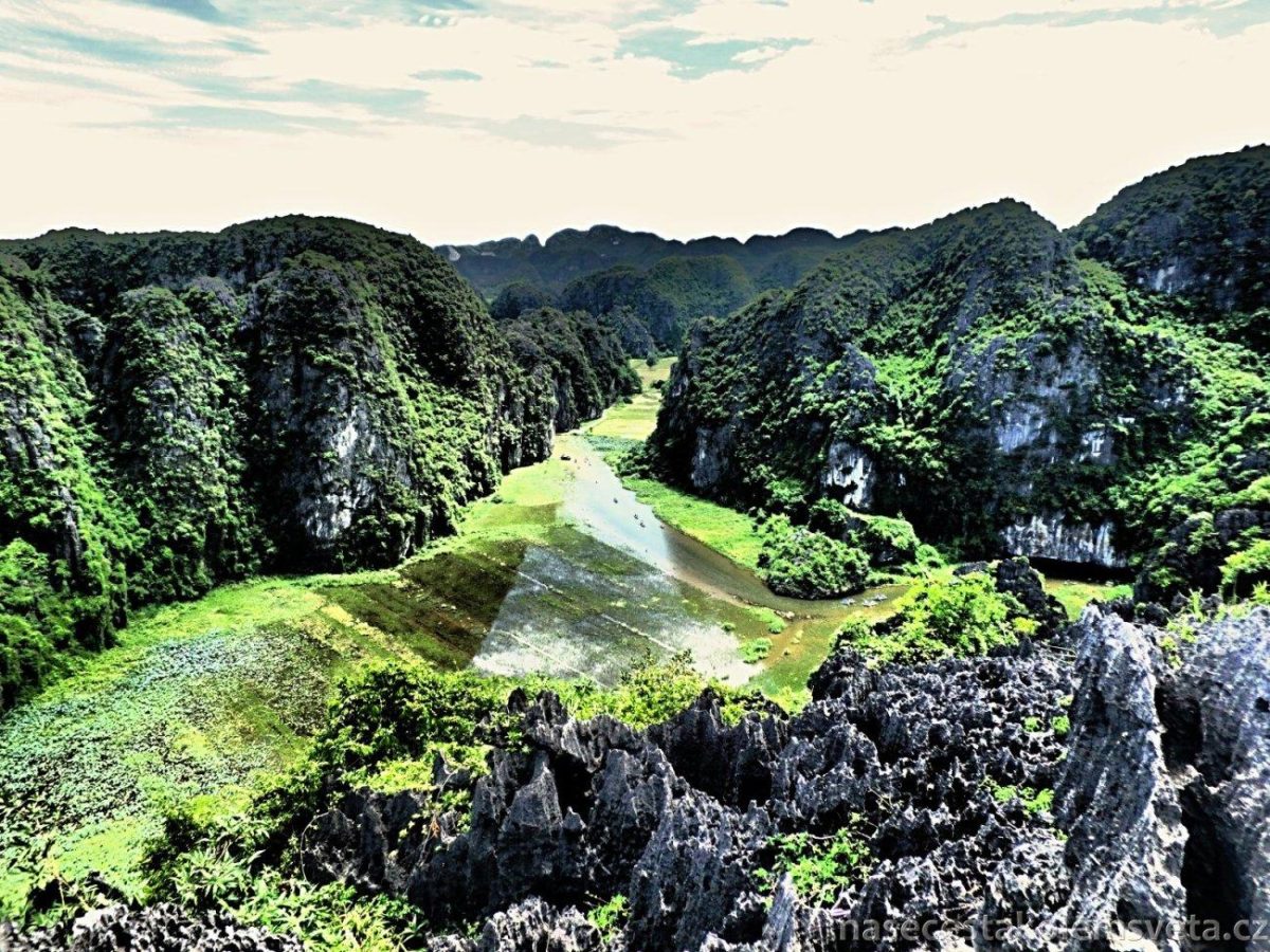 Premium Photo  Lone tourist with traditional vietnamese hat at bich dong  pagoda entrance gate, ninh binh vietnam, buddhist temple set amid jungle  and karst mountain range. traveling alone, keep social distancing.